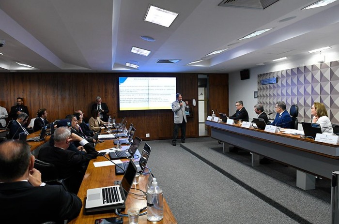 Senadores e deputados da comissão na primeira audiência pública com especialistas, promovida no dia 16 - Foto: Roque de Sá/Agência Senado