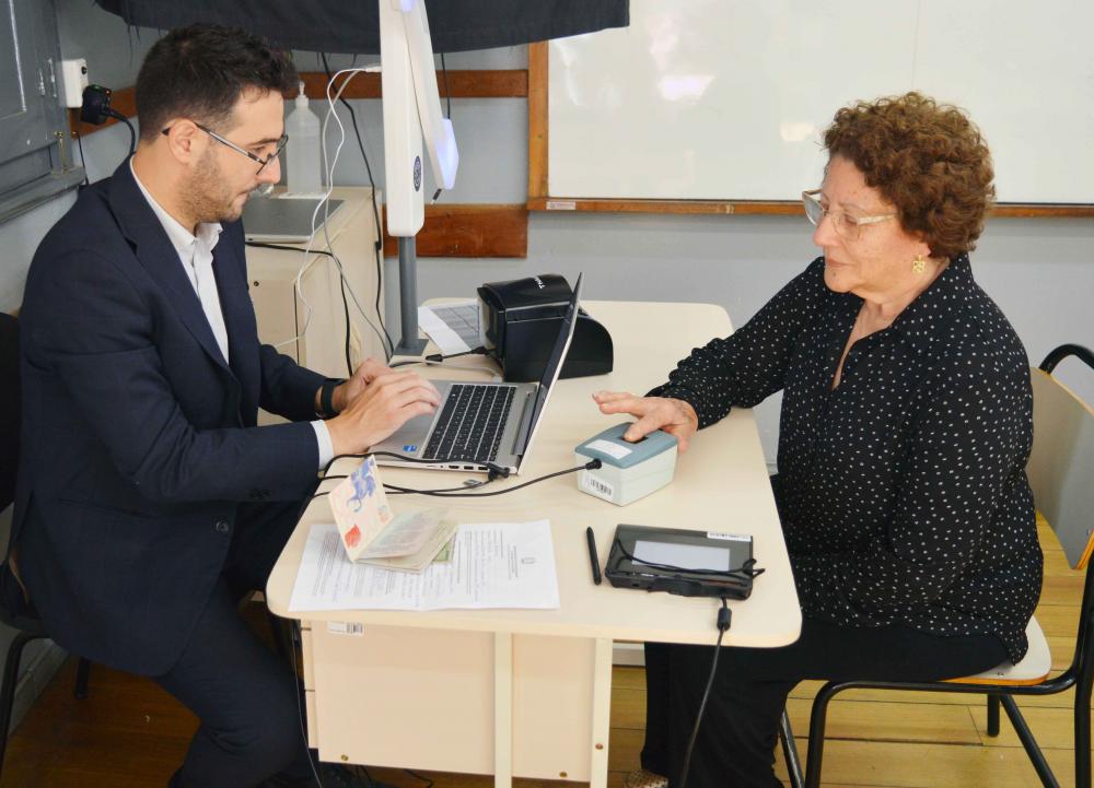 Vicê-cônsul Matteo Marrone foi uma das pessoas que auxiliaram na coleta de dados para o passaporte eletrônico - Fotos: Tiago Garziera/Exata Comunicação/Divulgação