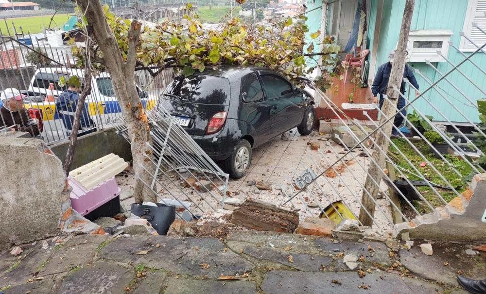 Carro invade pátio de residência em Bento Gonçalves