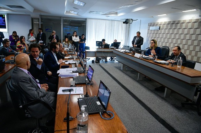 Leila Barros comanda reunião da CMA: senadora é relatora sobre PL do mercado de carbono