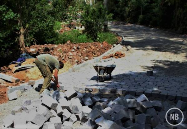 Rua no Vale dos Vinhedos recebe pavimentação
