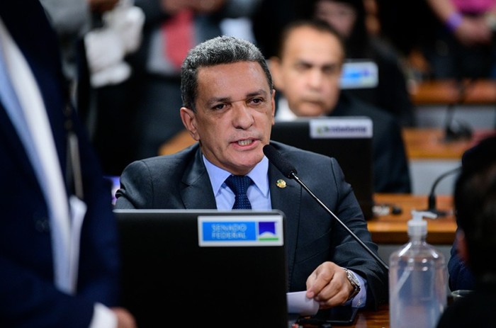 Mecias de Jesus leu o substitutivo de Flávio Arns - Foto: Pedro França/Agência Senado