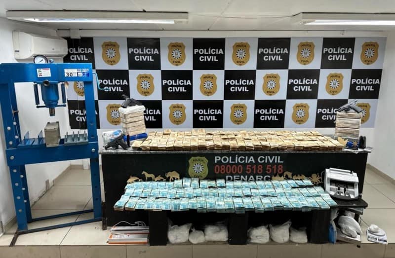 Os policiais responsáveis pela apreensão demoraram mais de 5 horas para contabilizar a apreensão. Crédito: Divulgação