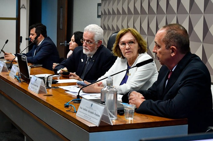 O relator-revisor da MP, deputado Jorge Solla (C), e a relatora, senadora Zenaide Maia, com convidados da audiência - Foto: Waldemir Barreto/Agência Senado
