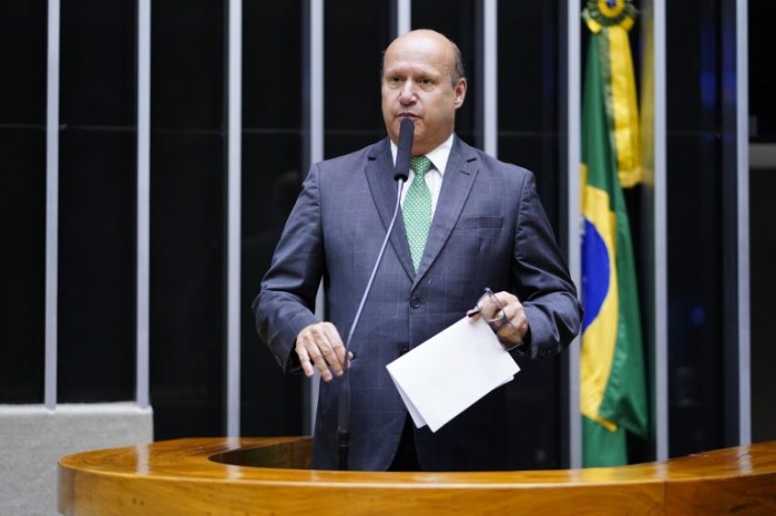Silveira modificou o texto original para permitir que a informação ficasse disponível também na internet - (Foto: Pablo Valadares/Câmara dos Deputados)
