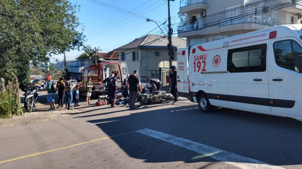 Acidente entre carro e motocicleta deixa um homem ferido no bairro Juventude