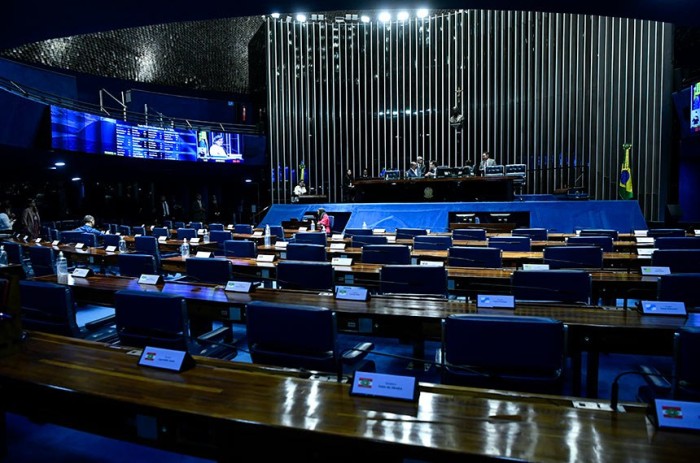 O projeto aprovado em Plenário também prevê que a tulipa vermelha seja o símbolo da campanha