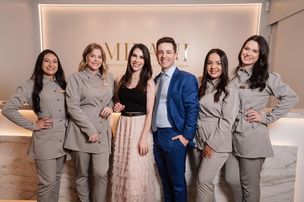 Doutores Maurício e Vitória (ao centro) comandam a equipe da Clínica Milani - Fotos: Zéto Telöken