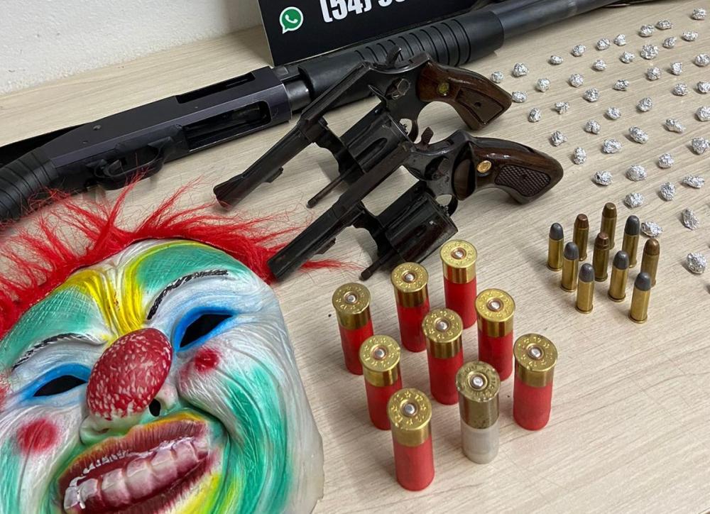 Polícia Civil apreende drogas e armas no Centro de Bento Gonçalves