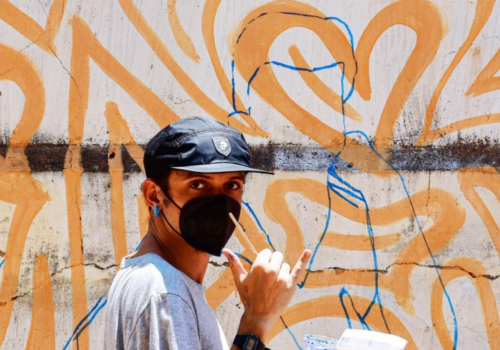 Na imagem, um dos artistas visuais participantes do Circula Ceará, Charles Lessa (Jaque Rodrigues/Divulgação)