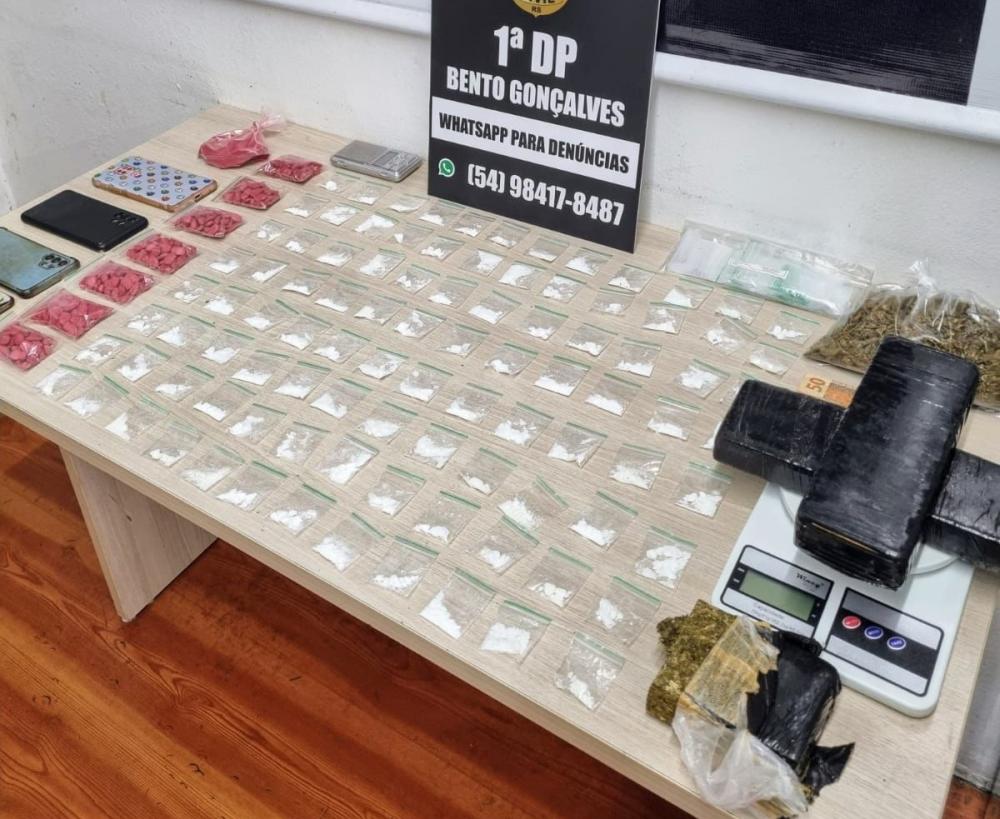Jovem é flagrado com drogas pronta para venda em Bento Gonçalves