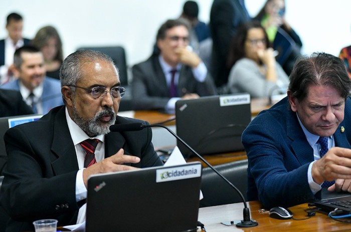 O senador Paulo Paim leu o relatório de Daniella Ribeiro sobre o projeto - Foto: Geraldo Magela/Agência Senado