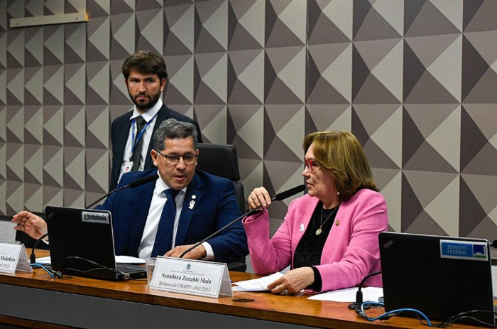 Presidente da comissão, deputado Dorinaldo Malafaia ouve Zenaide apresentar o relatório