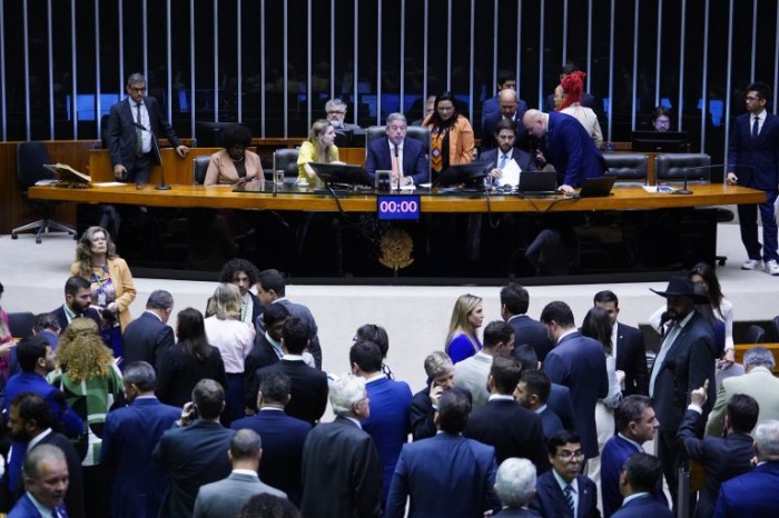Deputados analisam propostas em Plenário - (Foto: Pablo Valadares/Câmara dos Deputados)