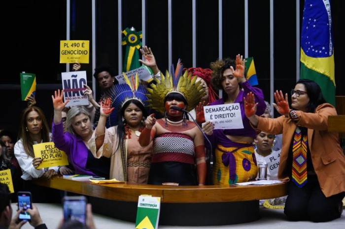 Deputadas em defesa da causa indígena protestam no Plenário - (Foto: Pablo Valadares/Câmara dos Deputados)
