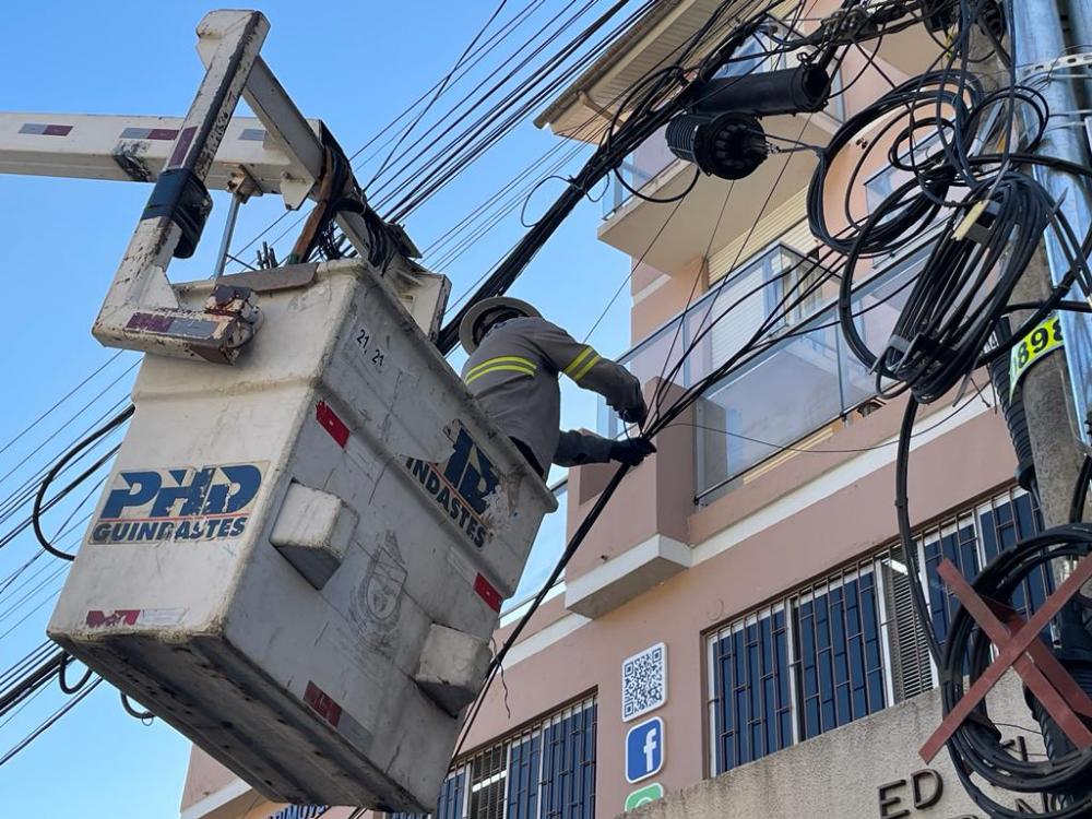Prefeitura retira 100 kg de cabos ociosos e inutilizados do Centro de Bento
