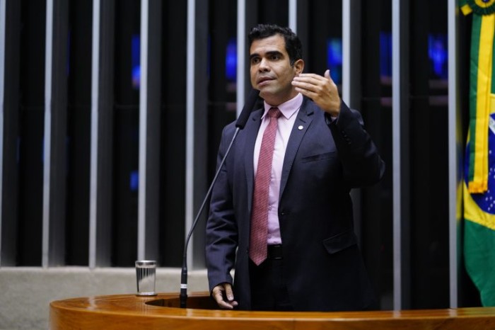 O relator Ricardo Ayres recomendou a aprovação da proposta - (Foto: Pablo Valadares/Câmara dos Deputados)