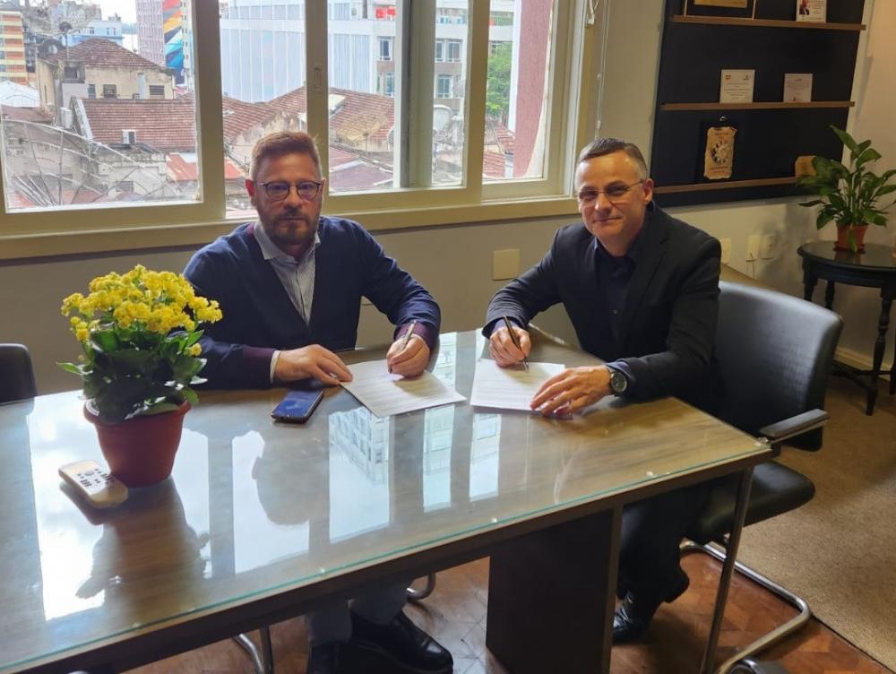 A assinatura aconteceu em Porto Alegre, com a participação do procurador da Fecosul, Joelto Frasson, e o Presidente do Sindilojas BG, Daniel Amadio. Crédito: Divulgação