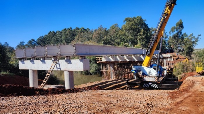 Construção da ponte sobre o Rio Turvo, entre Braga e Campo Novo, segue em adamento