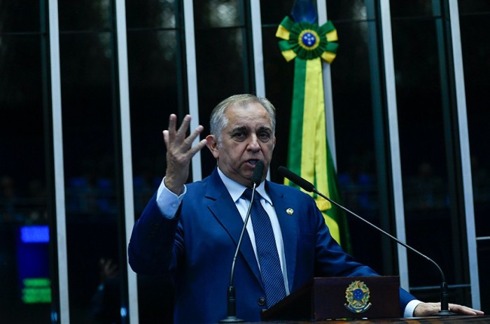 Izalci alerta para crise na educação do país