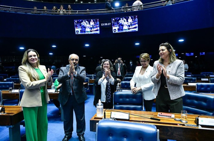 Augusta Brito, Paulo Paim, Teresa Leitão, Jussara Lima e Leila Barros comemoram a aprovação no Plenário - Foto: Geraldo Magela/Agência Senado