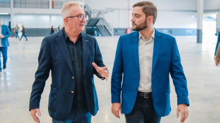 Fundador da Usaflex, Juersi Lauck (E), e vice-governador Gabriel Souza (D) caminharam pelo novo pavilhão -Foto: Rodrigo Ziebell/Ascom GVG