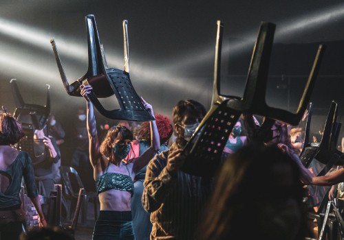 Elenco realiza jogo coreográfico que busca levantar questões sobre autonomia (Fotografia: Danilo Batista/Divulgação - Edição: CCOM Funarte)