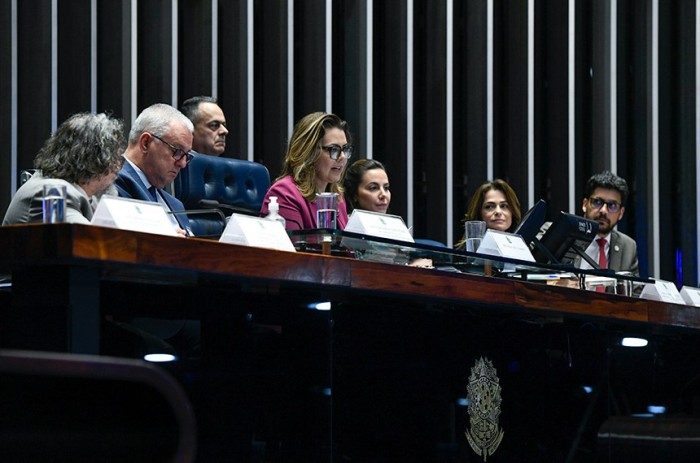 Luciana Rodrigues (2ª à dir.) observa Leila Barros (3ª à esq.), que defende a regulamentação das plataformas digitais - Foto: Roque de Sá/Agência Senado