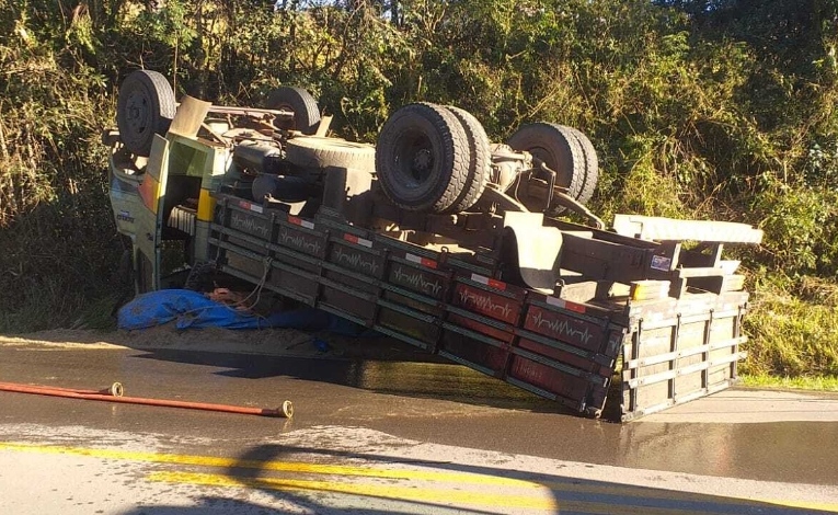 Caminhão tomba e dois veículos colidem no Vale dos Vinhedos