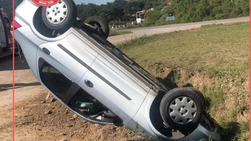 Dois veículos capotam e uma pessoa fica ferida em Garibaldi