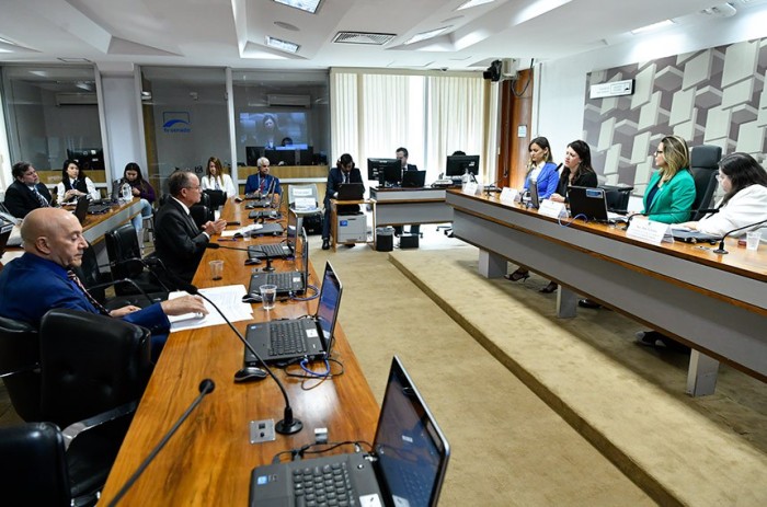 Senadores e especialistas em outro debate sobre a proposta, promovido pela comissão em maio - Foto: Geraldo Magela/Agência Senado