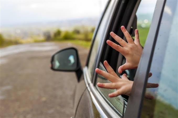 Criança de 02 anos é esquecida dentro de carro de aplicativo