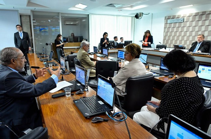 O autor da proposta, Paulo Paim, observadora pela relatora, Jussara Lima, em reunião da Comissão de Educação - Foto: Geraldo Magela/Agência Senado