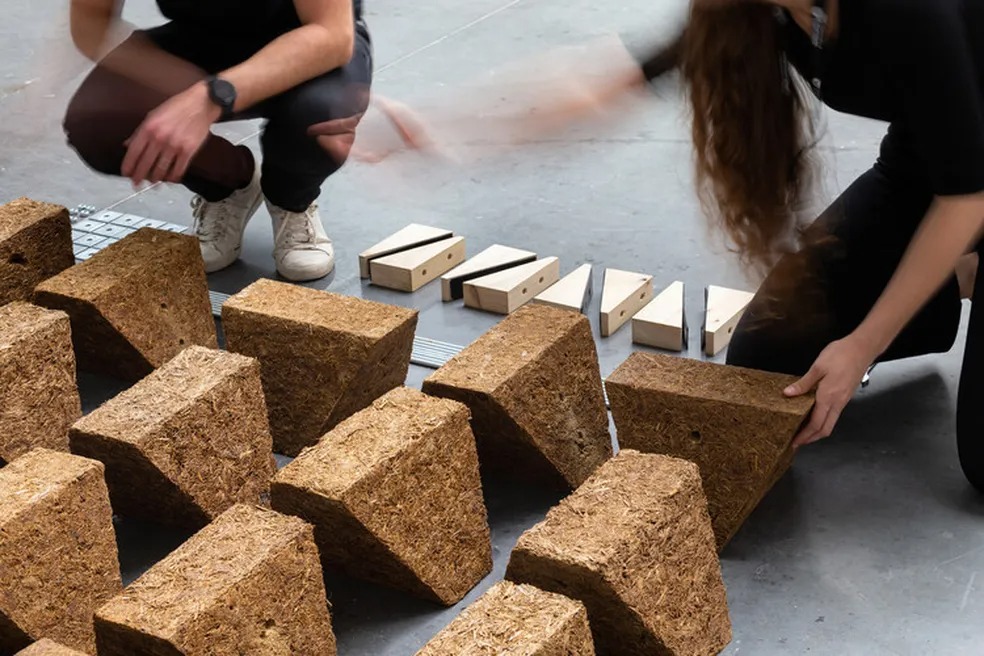 Este tijolo é feito com o bagaço da cana-de-açúcar e ligantes minerais — Foto: Divulgação/Sugarcrete