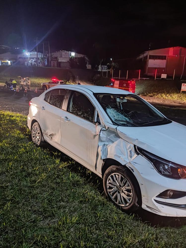 Colisão entre carro e motocicleta deixa um ferido no Trevo do Barracão