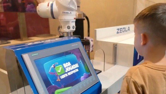 Robô que serve suco para crianças é atração na ExpoBento/Fenavinho