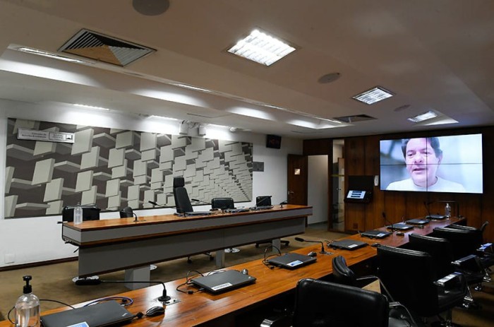 Na tela, o presidente da Comissão, Cid Gomes, que conduziu a audiência por videoconferência