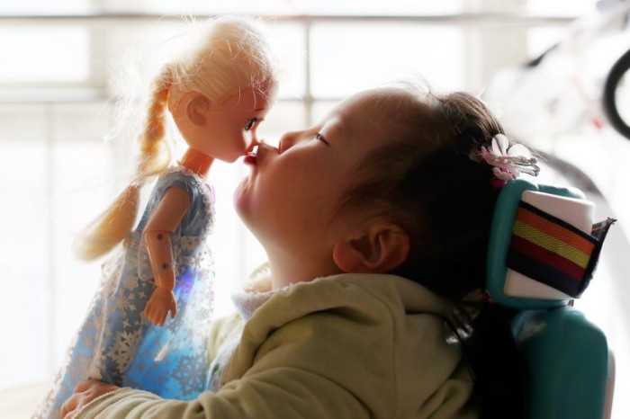 Menina com atrofia muscular espinhal, doença rara que tem um dos remédios mais caros do mundo - (Foto: ChinaImages/Depositphotos)