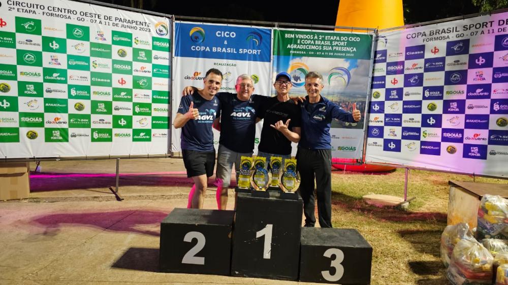 Fábio Gomes (primeiro da esquerda para a direita) ficou em 1º na CICO e 2º na Copa Brasil - Foto: FGVL/Divulgação