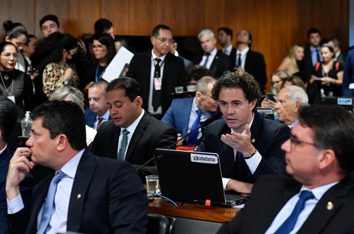 Veneziano (ao microfone, entre outros senadores em reunião da CCJ) é relator da proposta sobre perda de imóvel - Foto: Geraldo Magela/Agência Senado