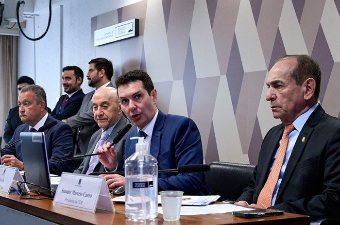 Os ministros da Casa Civil, Rui Costa (à esquerda) e das Cidades, Jader Filho (ao microfone) defenderam os decretos sobre saneamento em audiência pública - Foto: Edilson Rodrigues/Agência Senado