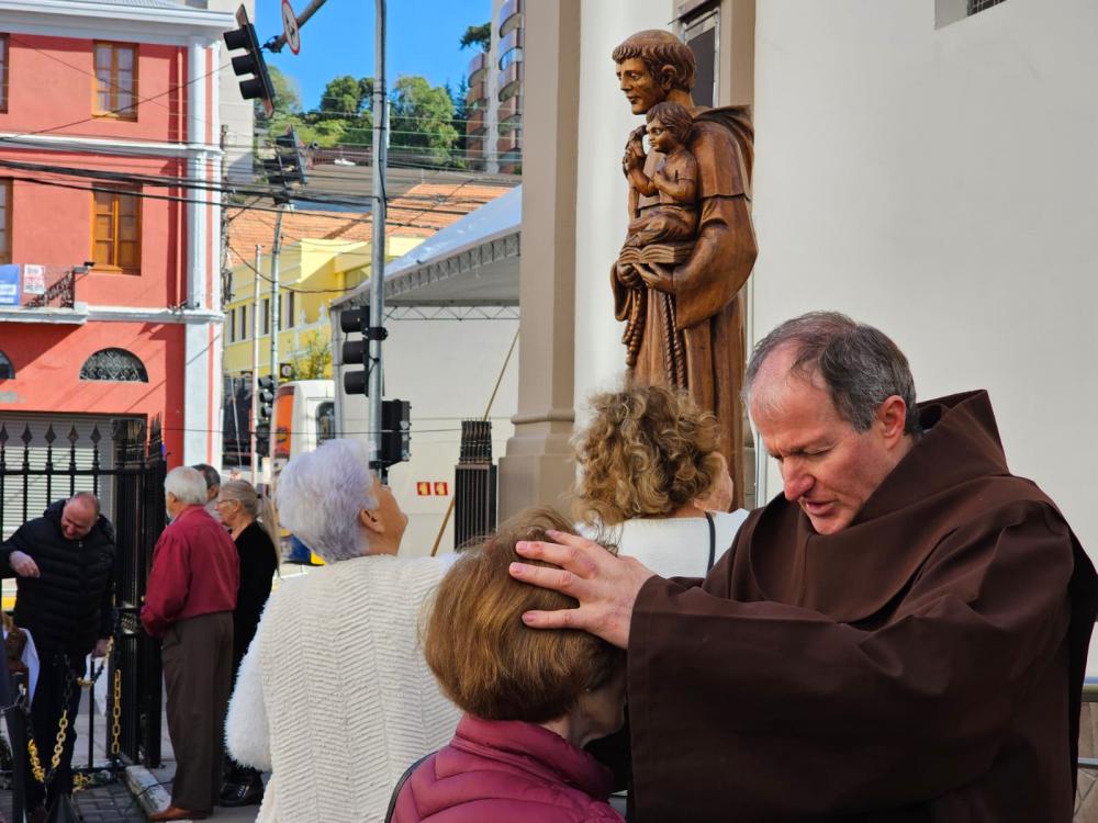 Bênçãos dos freis ocorreram ao longo de todo o dia da Festa de Santo Antônio - Foto: Marcelo Dargelio/NB Notícias