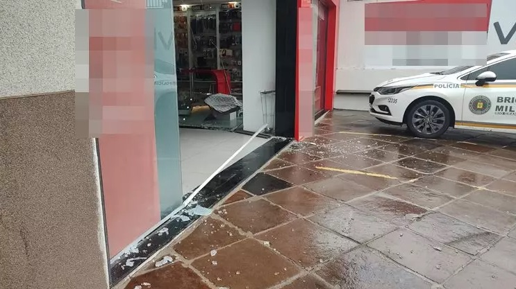 Veículo invade vitrine de loja no Centro de Garibaldi