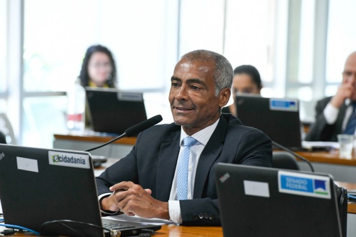 Romário relatou o projeto de Jorge Kajuru