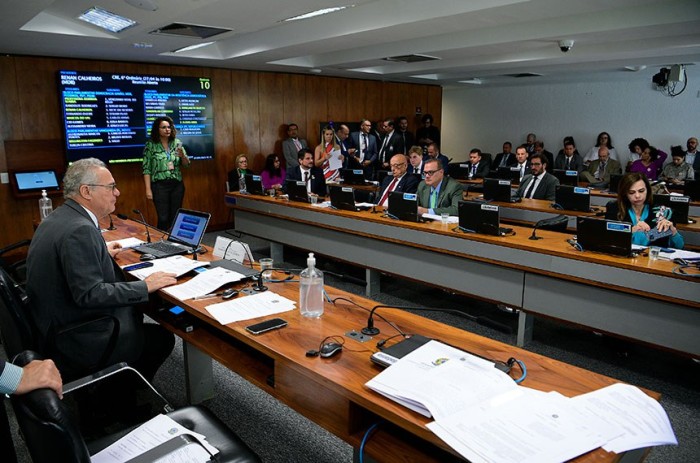 Renan Calheiros conduz reunião da Comissão de Relações Exteriores, em abril - Foto: Pedro França/Agência Senado