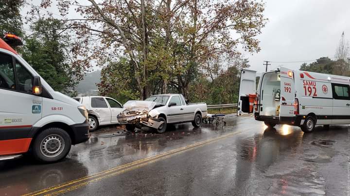 Acidente entre dois veículos deixa três feridos em Bento Gonçalves