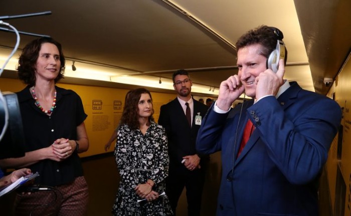 Secretário Jilmar Tatto ouve gravação na exposição promovida pela Câmara - (Foto: Alex Ferreira/Câmara dos Deputados)