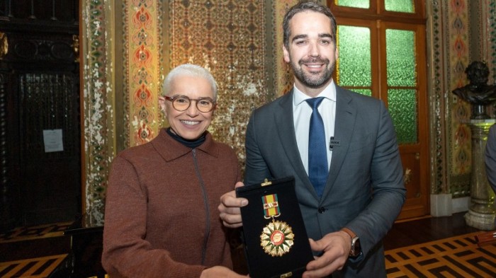 Ao lado da secretária da Cultura, Beatriz Araujo, Leite agradeceu a homenagem -Foto: Mauricio Tonetto/Secom