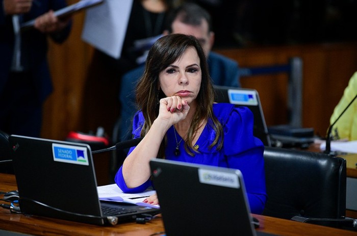 A relatora analisa a estimativa da receita e das emendas apresentadas ao projeto de Lei Orçamentária - Foto: Pedro França/Agência Senado