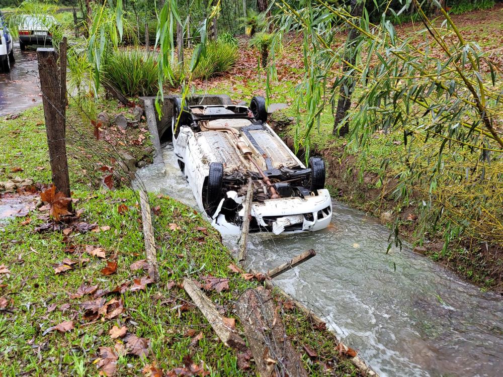 Em aquaplanagem, veículo sai da pista e capota no interior de Garibaldi